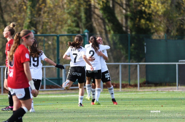 Las jugadoras del Burgos CF Femenino celebran el gol.