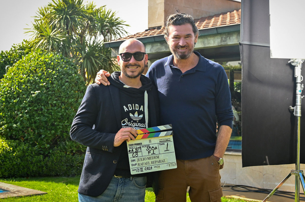 El productor Rodrigo Espinel posa con la claqueta de ‘8’ junto a su director, Julio Medem.