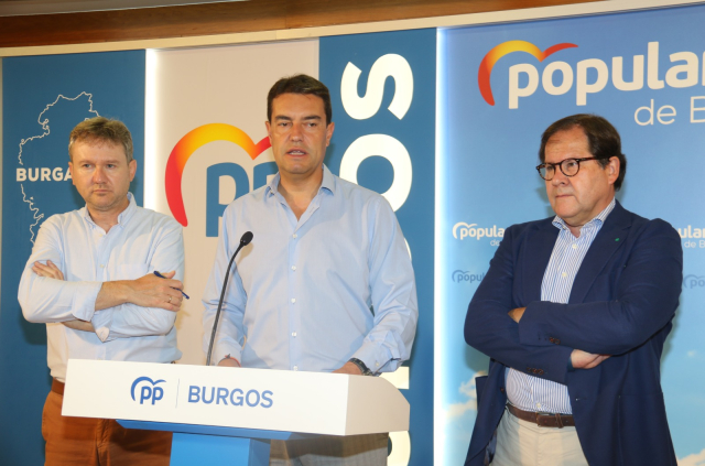 Lacalle, Ibáñez y De Foronda en la presentación de las políticas familiares del PP.