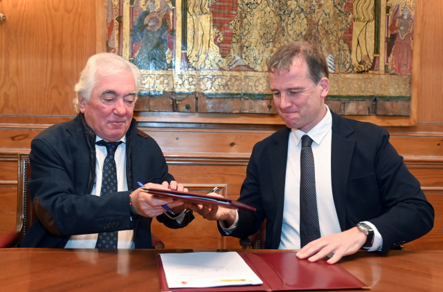 El director general del Catastro, Fernando de Aragón, y el presidente de la Diputación de Burgos, Borja Suárez, suscriben un convenio que habilita una plena gestión catastral colaborativa.