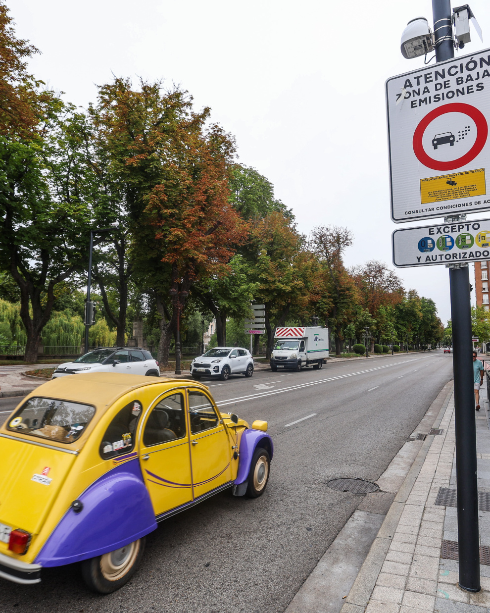 Carteles de la Zona de Bajas Emisiones, a la altura de la plaza Vega, en Burgos.