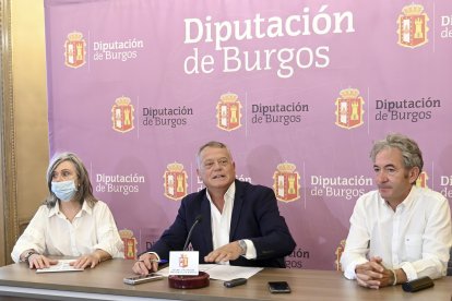 Lorenzo Rodríguez junto a Inmaculada Sierra y Álvaro da Silva. ICAL