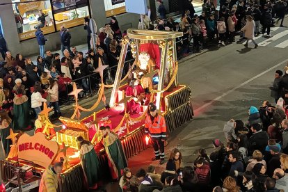 Con emoción y nervios, así fue recibida por cientos de personas en Aranda de Duero una cabalgata de Reyes llena de música, magia y regalos. L. V.