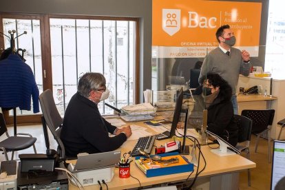 El alcalde de Burgos, Daniel de la Rosa, en la Oficina de Atención al Contribuyente (BAC) de Gamonal. TOMÁS ALONSO