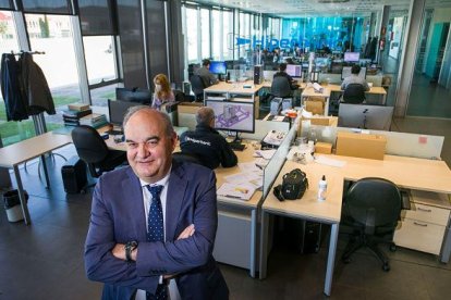 Andrés Hernando, CEO de Hiperbaric, en la sede de Burgos. / TOMÁS ALONSO