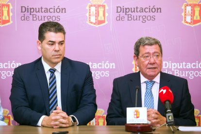 El presidente de la Asociación los pueblos más bonitos de España, Francisco Manuel Mestre, y el presidente de la Diputación, César Rico, tras la firma del convenio. TOMÁS ALONSO
