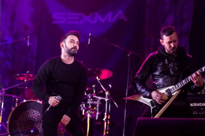 Gamonal disfruta de Las Candelas a ritmo del rock y el metal. Sexma abrieron el festival. TOMÁS ALONSO