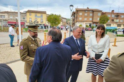 La alcaldesa de Tardajos, Laura Puente, rodeada de las autoridades.