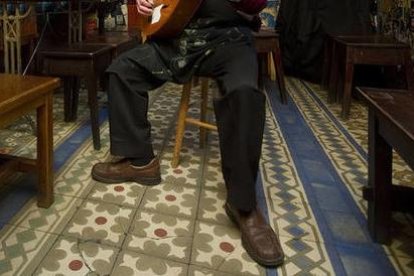 Amando Quintano con su inseparable guitarra en El Patillas.