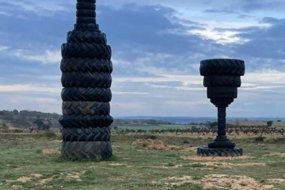 La botella de vino gigante de Tubilla del Lago. Foto cedida por el alcalde.