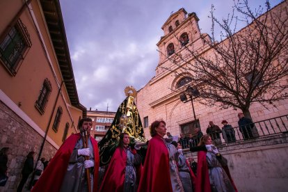 La procesión de la Virgen de los Dolores y Rosario Penitencial salió de la parroquia de San Pedro de la Fuente. FOTOS: © ECB / TOMÁS ALONSO
