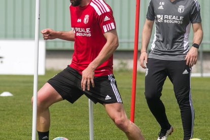 El centrocampista del Burgos CF continúa con su recuperación al margen del grupo