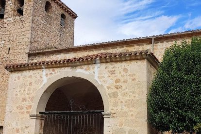 En una de las caras del la torre hay un reloj y una inscripción encima de dos pequeñas ventanas datada de la fecha del año 1.236.
