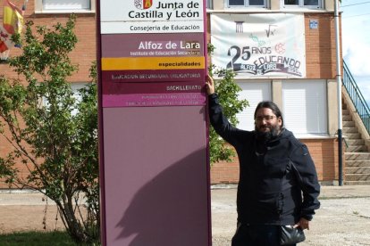 Miguel Moreno  Azanza antes de iniciar su charla en el IES Alfoz de Lara