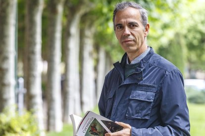 Enrique García Revilla y su nueva obra literaria, ‘Cernégula’.