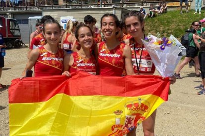 La atleta burgalesa junto a sus compañeras de selección.