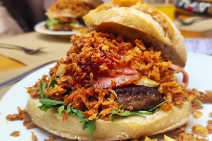 Hamburguesa de la La Rústica Caravan Bar.