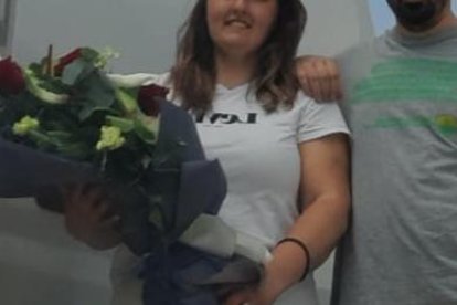 David y una compañera con un ramo de flores para la mujer de Fabio Scheda, muerto durante las inundaciones en Italia.