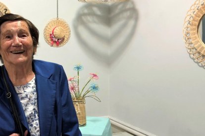 Mari Cruz Melgosa posando con algunos de sus trabajos