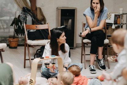 Las madres conversan en una sesión.