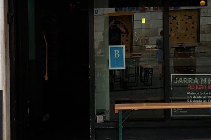 Entrada al Jarra'N'Heavy, templo del metal.