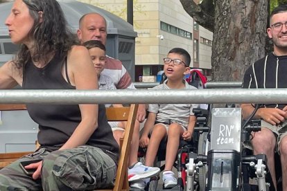 Martín, con su padre y su hermano, en la plataforma elevada del Zurbarán Rock junto a otros asistentes.