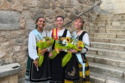 Blanca posa con sus damas