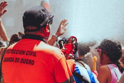 Protección Civil ayuda a sofocar el calor en Sonorama