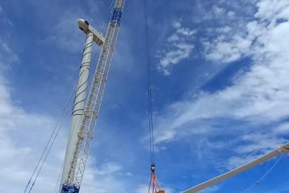 Montaje de palas en el parque eólico Buniel.