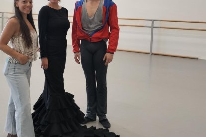 De izquierda a derecha: Lorena Zataraín, Paula Guilarte y William Castro durante los ensayos en las aulas que pisaron durante años.