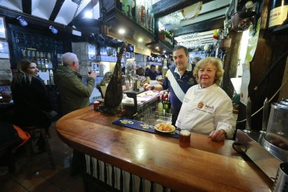 Imagen de archivo de Presentación Salazar y Fernando González, de Mesón Burgos, en el sesenta aniversario del local.