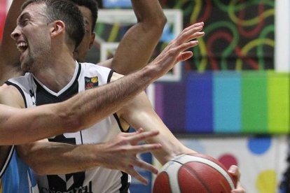 Imagen del partido entre el Estudiantes y Grupo Ureta Tizona Burgos