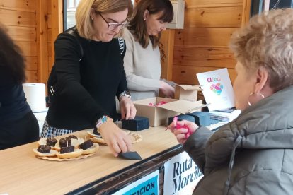 Los pinchos cuestan hoy 1 euro. Los beneficios irán a parar a la asociación Aloa