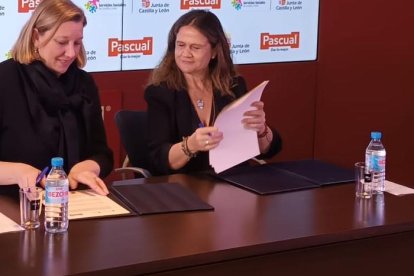 Imagen de la firma del convenio