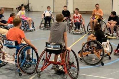 Entrenamiento de baloncesto en silla de ruedas para niños con o sin discapacidad.