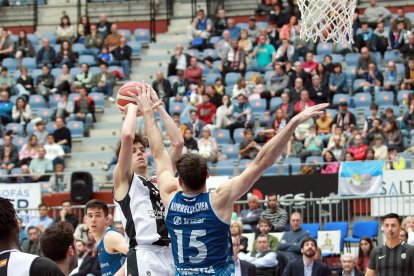 Saint-Supéry lanza a canasta.