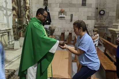 El padre Michael lleva seis pueblos de la Ribera
