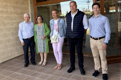 El nuevo equipo de gobierno de Pedrosa con la exalcaldesa y el padre Ángel, de los Gabrielistas