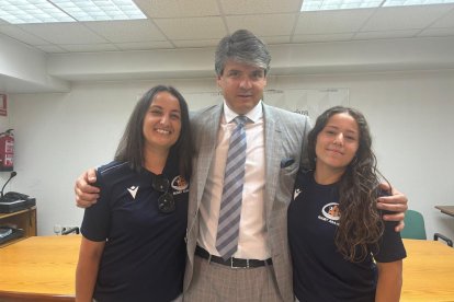 El presidente del Club Rugby Aranda posa con Lola y Andrea