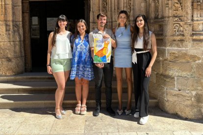 Reinas y damas con el autor del cartel anunciador