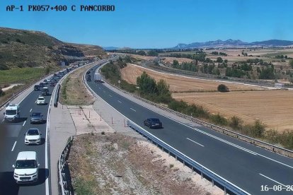 Circulación congestionada en la AP-1 este viernes.