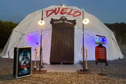 Cara de Duelo desplegada en la zona del Cupula Circus Village Festival de Arcozelo en Portugal.