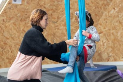 Arantxa Arroyo con una alumna de la escuela.