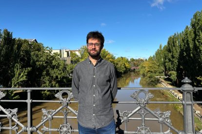 El concejal de Medio Ambiente, Carlos Medina, posa junto al río Duero
