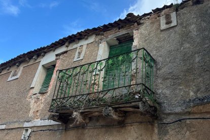 Detalle del balcón de una de las casas protegidas por Patrimonio que está en ruina