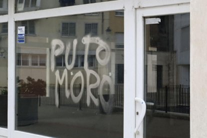 Ataque racista en la sede de Atalaya.