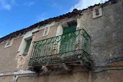 Detalle de uno de los balcones protegidos por Patrimonio en Vadocondes