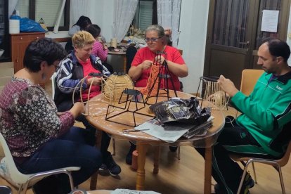 Los vecinos trabajan todo el año para el gran belén viviente de Torregalindo
