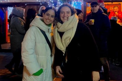 Adriana Girones Sancha (izquierda) con su compañera en Kosice, Eslovaquia, donde cursa el Grado de Medicina.