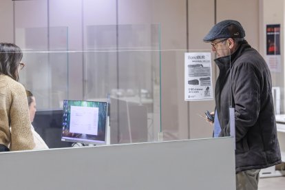 Un usuario realiza la transacción para la recarga de la tarjeta en el Ayuntamiento de Burgos. El domingo será el día que sólo se podrá recargar vía on line.